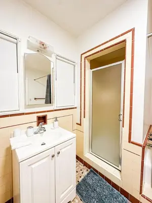 a bathroom with a sink and a shower at Charming 4 Bedrooms Family House - WIL-WW in Los Angeles