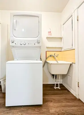 a washing machine and a sink in a bathroom at Elegant 4-Bedroom with Courtyard - WIL- BEV in Los Angeles