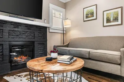 Gallery image of Luxury Gated Hollywood Cottage 3 King Beds EV in Los Angeles