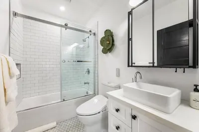 Gallery image of Luxury Gated Hollywood Cottage 3 King Beds EV in Los Angeles