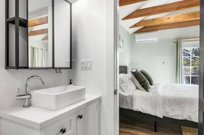 Gallery image of Luxury Gated Hollywood Cottage 3 King Beds EV in Los Angeles