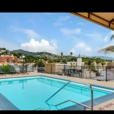 Hollywood Luxe 2BR Apartment with Rooftop Pool and Breathtaking Views