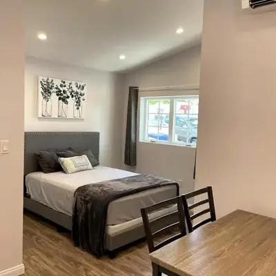 Modern 1-bedroom Studio with Kitchen and Laundry