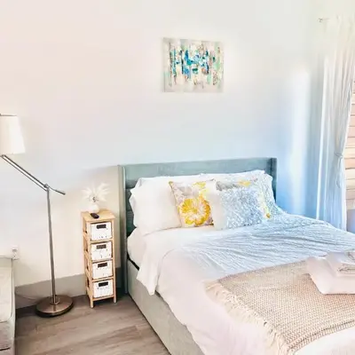 Newly Gated Stylish Steps to Hollywood 2B2B