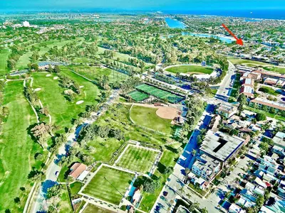 an aerial view of a city with a red arrow at Greenbelt Guesthouse - Unlimited Peace & Privacy Golf Bowling Green & More in Long Beach