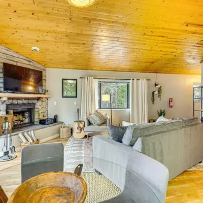 2 Mi to Lake Arrowhead Treetop Retreat with Deck