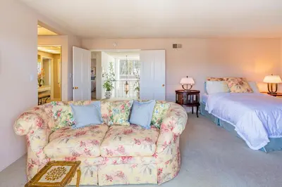 a living room with a couch and a bed at Keys Retreat by Paradise Retreats in Ventura