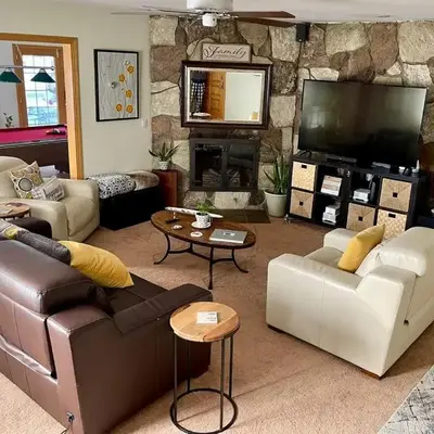 Cheerful Single Story 3-bedroom home w pool table