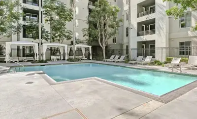 a swimming pool with chairs and a building at Prime Santa Monica 1 bed & bath in Los Angeles