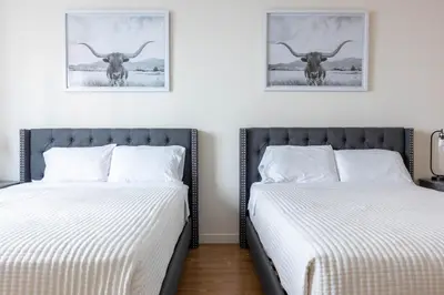 two beds sitting next to each other in a bedroom at Lovely and Modern Apartment in Glendale