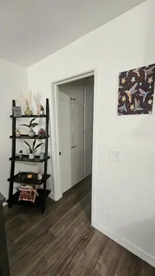 a room with a hallway with a door to a closet at Spacious Silverlake Apartment in Los Angeles