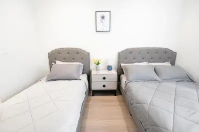two beds sitting next to each other in a bedroom at Pacific Pearl 2 bed Apt with FREE PARKING in Santa Monica in Los Angeles