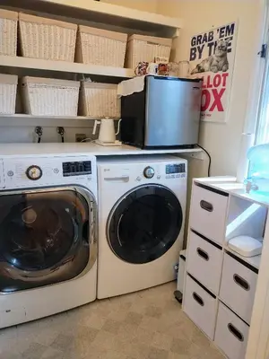 a laundry room with a washer and dryer at Venice Canals & Beach Guest Suite in Los Angeles