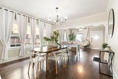 a dining room with a table and chairs at Sunset Shores - Near the beach - Games - Sleeps 8 in Long Beach