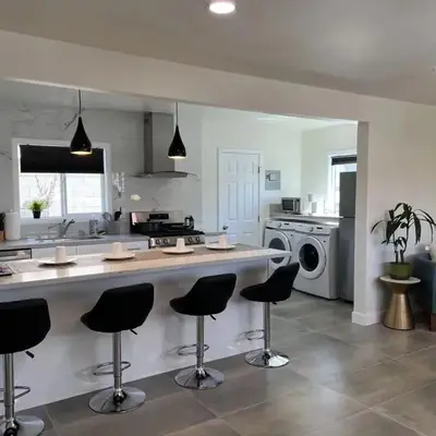 Gated & remodeled 2b2b house 3373