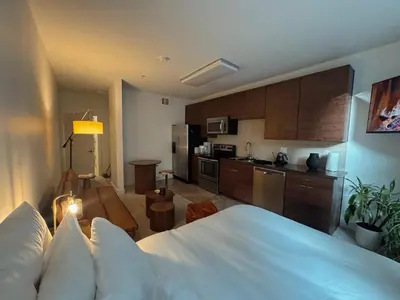 a room with a bed and a kitchen at Elegant Suite at Marina-Venice Beach with Pool, Jacuzzi, GYM by Holisticā Retreats in Los Angeles
