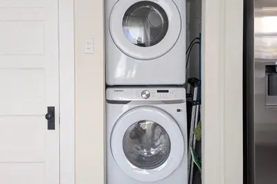 a washer and a washing machine in a room at Spa, Parking, King Bd, Desk, 7 Min Walk to Beach in Long Beach