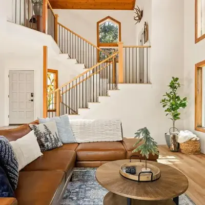 The Fancy Fox - Stunning 4 BR Retreat Close to Lake