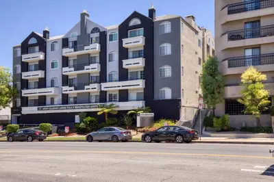 Gallery image of Blueground Sherman Oaks view nr Lake Balboa LAX-1362 in Los Angeles