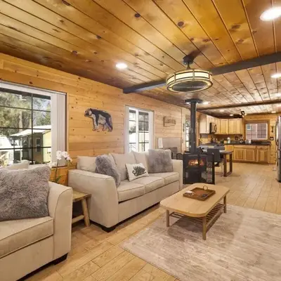 Lily's Bear Cabin -Adorable Downtown Retreat Cottage