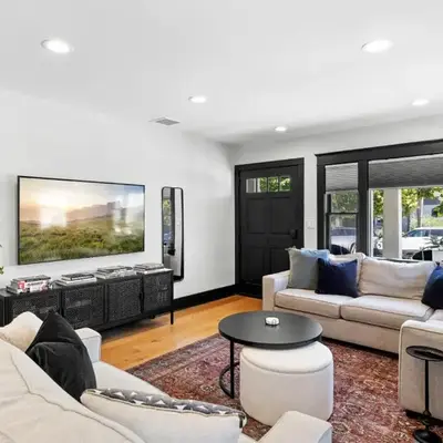 Charming 2BR in Heart of LA with Spacious Backyard