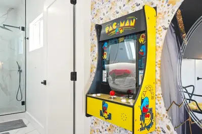 a toy claw game machine in a room at G- Luxe NoHo Family Home near Universal 15m and Hollywood 10m in Hewitt