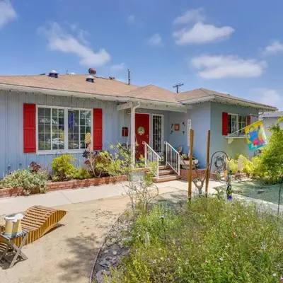 2 Mi to Cal State Long Beach Bungalow with Hot Tub!