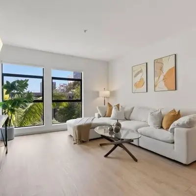 Emerald Ridge - Luxe Hollywood Walk of Fame