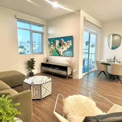 Penthouse with Hollywood Sign View 2 Bedrooms with 3 Beds