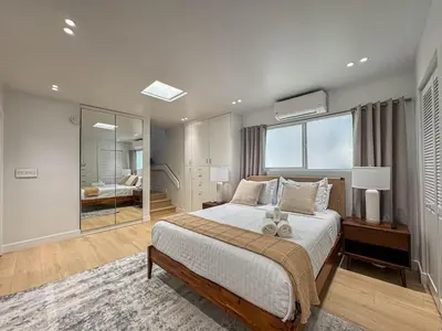 a bedroom with a large bed and a mirror at Seaside 2BR with Ocean View and Roof Garden - VE3-MDR in Los Angeles