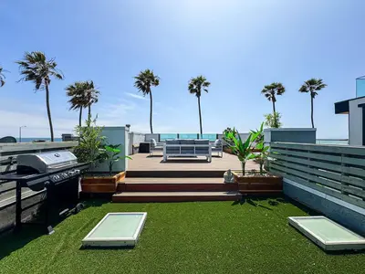 a backyard with a grill and a picnic table at Seaside 2BR with Ocean View and Roof Garden - VE3-MDR in Los Angeles