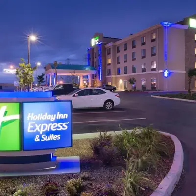 Holiday Inn Express & Suites Bakersfield Airport by IHG