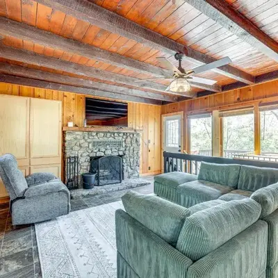 Between Big Bear and Lake Arrowhead - Cabin with View!