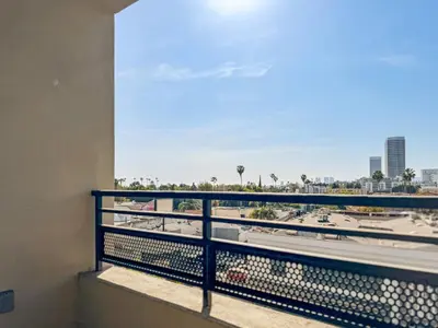 Gallery image of Stylish Mid-Wilshire Apt, Free Parking, Gucci Art, 10mins to Cedars in Los Angeles