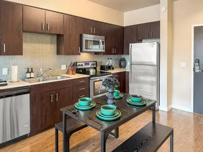 Gallery image of Stylish Mid-Wilshire Apt, Free Parking, Gucci Art, 10mins to Cedars in Los Angeles