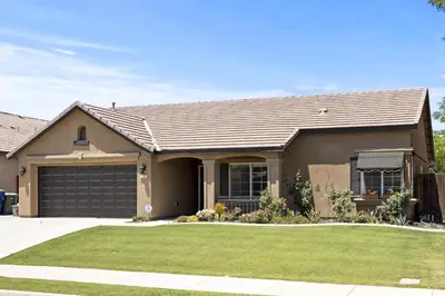 a house with a garage at Relaxing 4BR 2BA Sleeps 8 Family Friendly in Bakersfield