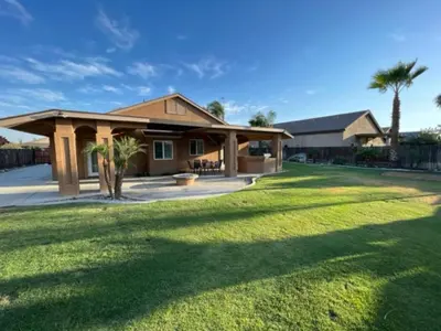 a house with a large lawn in front of it at Cadbury 4BR Outdoor Kitchen Sleeps 8 Peaceful in Bakersfield