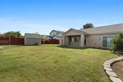 a yard with a house and a fence at Stylish Silver Falls 4BR KING Master Game Room in Bakersfield