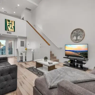 Koreatown Hollywood Urban Oasis 1 Bedroom Loft with Private Parking and Balcony