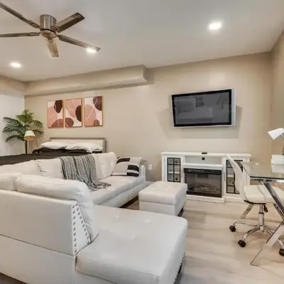 4 Mi to Hollywood Mid-Wilshire Couples Retreat