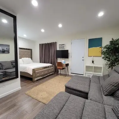 Guest suite near La Cienega Park Beverly Hills next to LACMA La Brea Tar Pits Peterson Museum and Academy Awards Museum