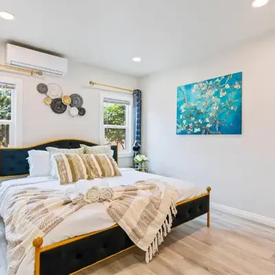 Prime location King Bed! Private house1