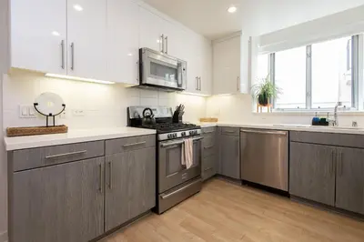 a kitchen with a stove and a microwave at Walk to Santa Monica Beach Pier Boardwalk Venice in Los Angeles