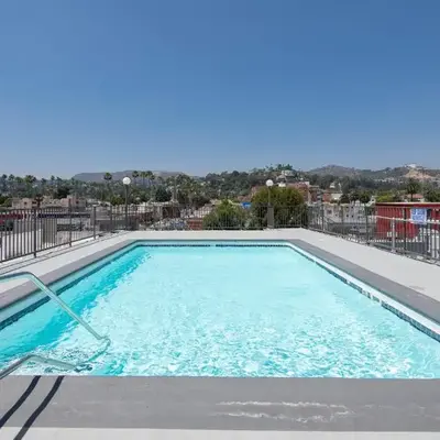 Stylish 2BR Apt with Rooftop Pool & Hollywood Views