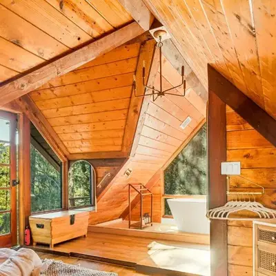 Cute Romantic Cabin With Hot Tub 5 Min from Lake