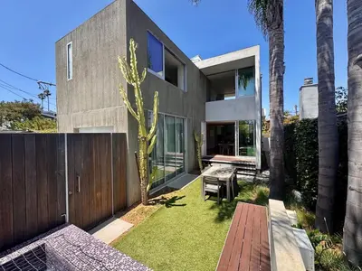 a house with a small yard with a fence at Venice Walk Street Retreat Jacuzzi and Lemon Tree in Los Angeles
