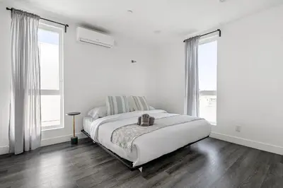 Gallery image of Stylish 4BR w Parking, Near USC, DTLA and Expo Park in Los Angeles