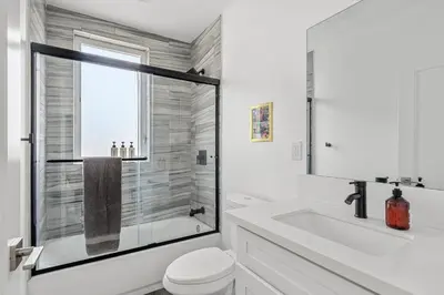 Gallery image of Stylish 4BR w Parking, Near USC, DTLA and Expo Park in Los Angeles