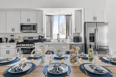 Gallery image of Stylish 4BR w Parking, Near USC, DTLA and Expo Park in Los Angeles