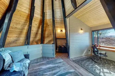 a room in a cabin with a bed and a window at Koda House in Lake Arrowhead